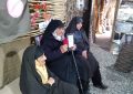 مادر  ۹۰ ساله ‌دانش اموز شهید جوینی با ویلچر اسناد به جا مانده از فرزند شهیدش را تحویل مرکز فرهنگی دفاع مقدس جوین داد